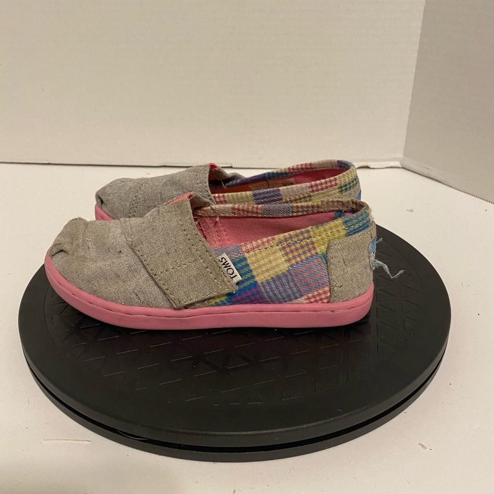 Toddler girl toms velcro straps size 10t in good condition. Multiple colors